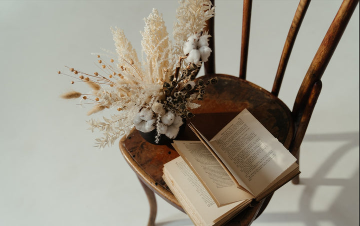 Livre sur chaise avec fleurs séchées