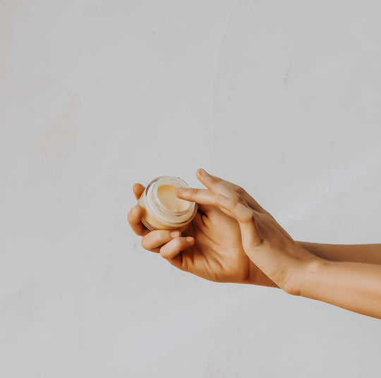 Mains et baume à lèvres Instagram