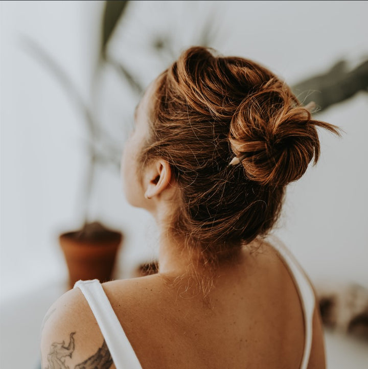 Femme dos coiffure chignon